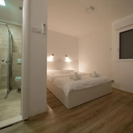 Rocky לינה וארוחת בוקר 4*